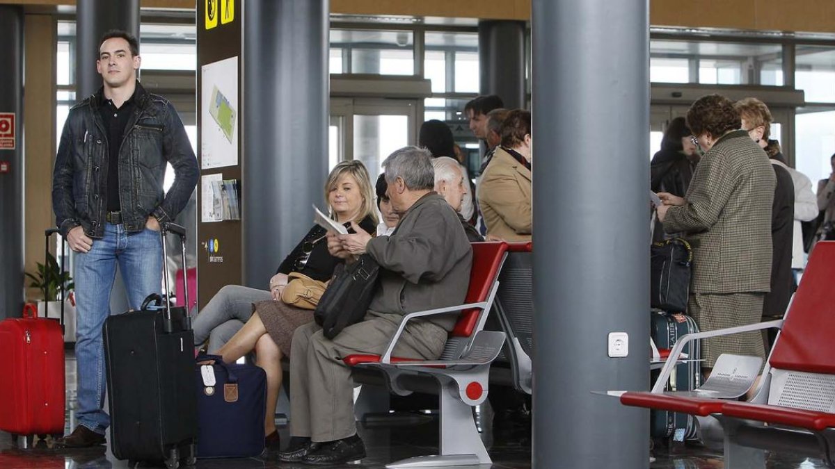 Viajeros en la sala de espera del aeropuerto burgalés de Villafría.-RAÚL G. OCHOA