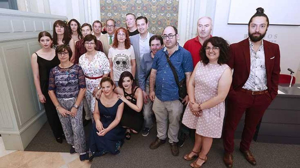 Foto de famila de los participantes en esta iniciativa posan durante el acto de entrega de diplomas celebrado en la Sala Polisón.-RAÚL OCHOA