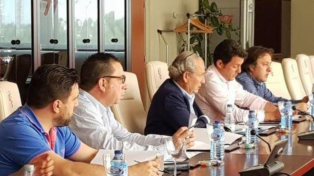 Imagen de la reunión de ayer con Nacho San Millán en el centro.-@FCyLF