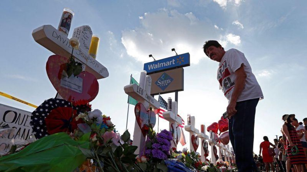 Ciudadanos ponen ofrendas en el lugar del tiroteo en El Paso, Texas.-EFE