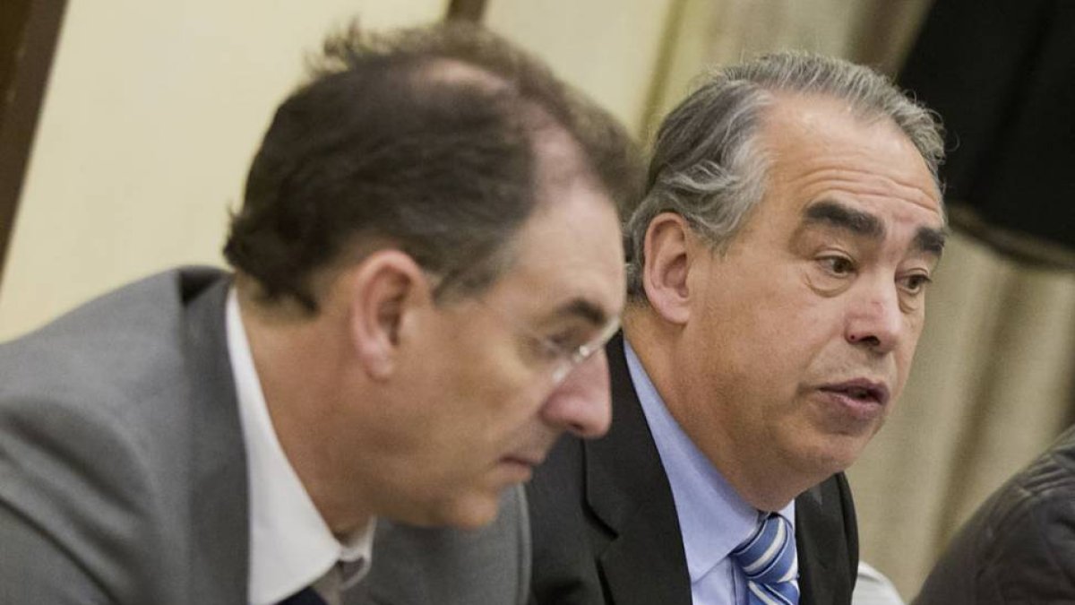 Miguel Ángel Benavente y Fernando Andrés, miembros de la directiva del CB Tizona, durante una intervención.-SANTI OTERO