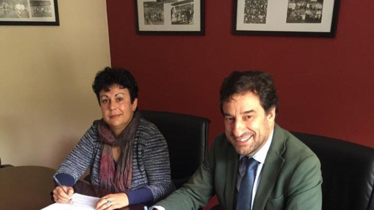 Los presidentes de ambos clubes, Carolina Goicoechea y Jesús Martínez, firmaron ayer el acuerdo.-Burgos CF