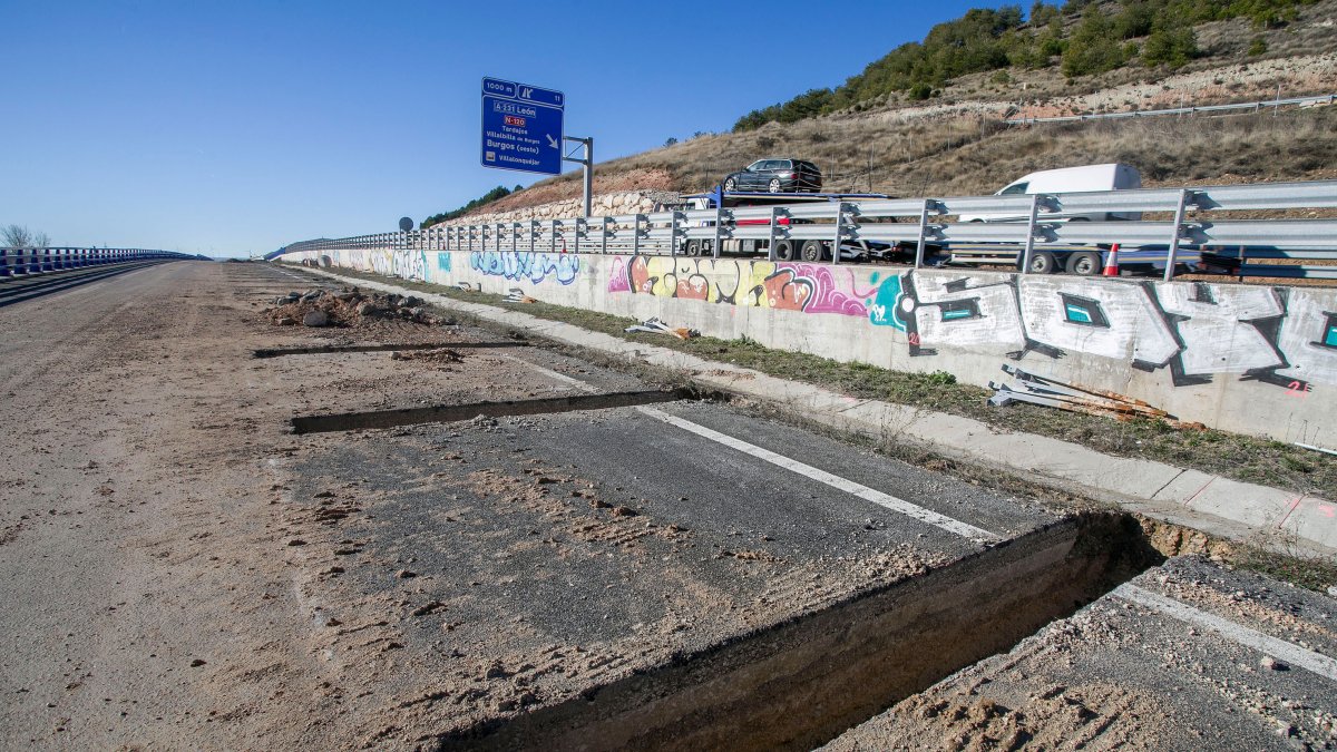 Imagen de la obras de refuerzo de la calzada en el tramo de la BU-30 con grietas. TOMÁS ALONSO