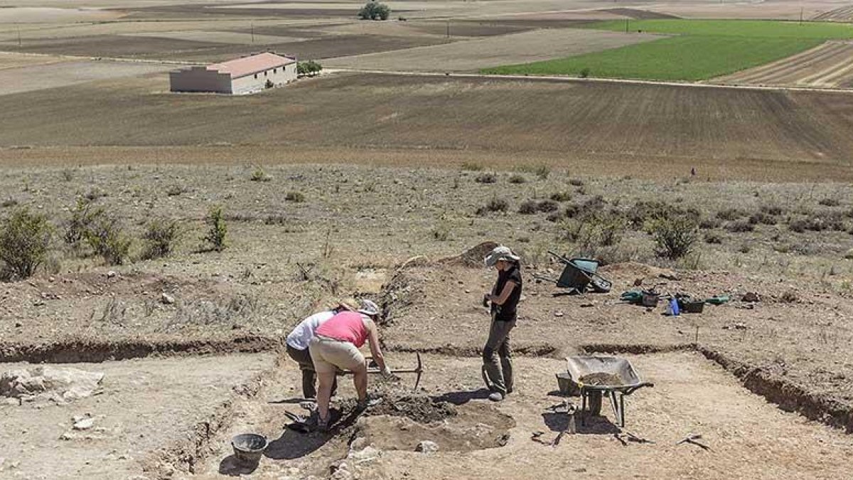 El equipo trabaja en la cata en la que se han encontrado los sillares del monumento funerario, ubicado en la ladera que en un futuro ocupará el Centro de Recepción con vistas al paraje.-S. O.