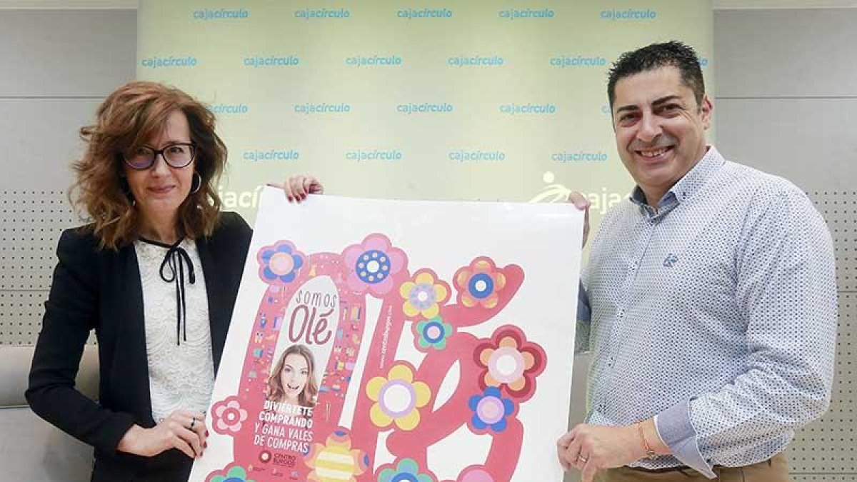 Belén Marticorena y Raúl Martínez, en la presnetación de la campaña.-RAÚL G. OCHOA