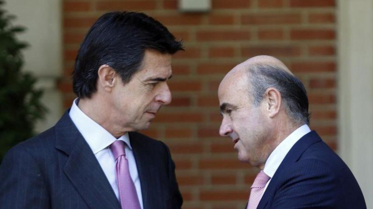 El exministro de Industria José Manuel Soria y el titular de Economía, Luis de Guindos.-JUAN MANUEL PRATS