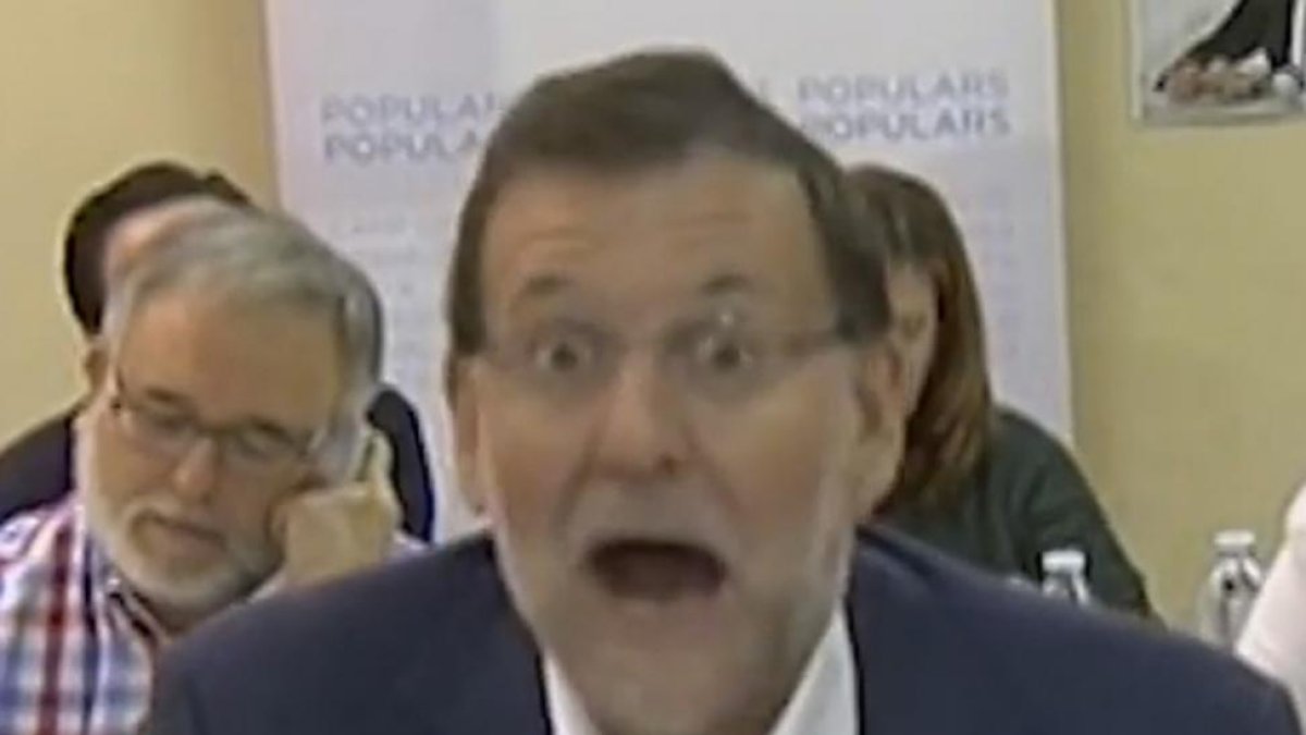 Captura de pantalla de Youtube de la cara de Mariano Rajoy cuando un militante del PP le confundió con el presidente de la República.-