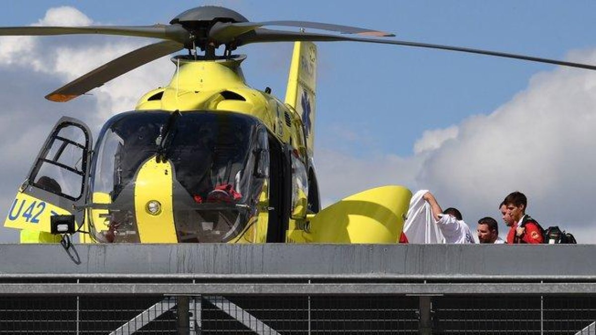 El helicóptero que transportó a Froome herido desde Roanne a su llegada al hospital de Saint Etienne.-ANNE-CHRISTINE POUJOULAT / AFP