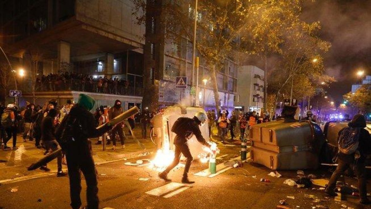Manifestantes queman contenedores en los aledaños del Camp Nou, este miércoles.-FERRAN NADEU