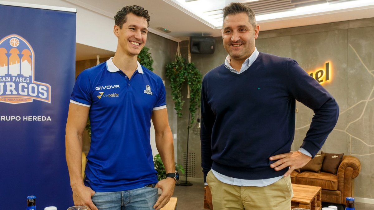 El nuevo jugador del San Pablo posa junto al director deportivo, Albano Martínez, en las instalaciones de Mahou San Miguel. SANTI OTERO