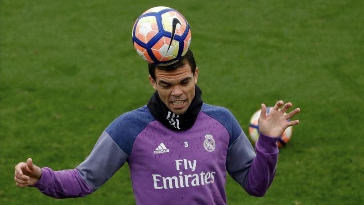 Pepe, en un entrenamiento del Madrid.-EFE / JUANJO MARTÍN