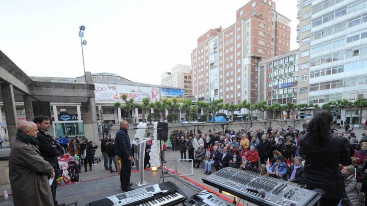 Olivares, flanqueado por De la Rosa y Elorza durante su intervención.-ISRAEL L. MURILLO
