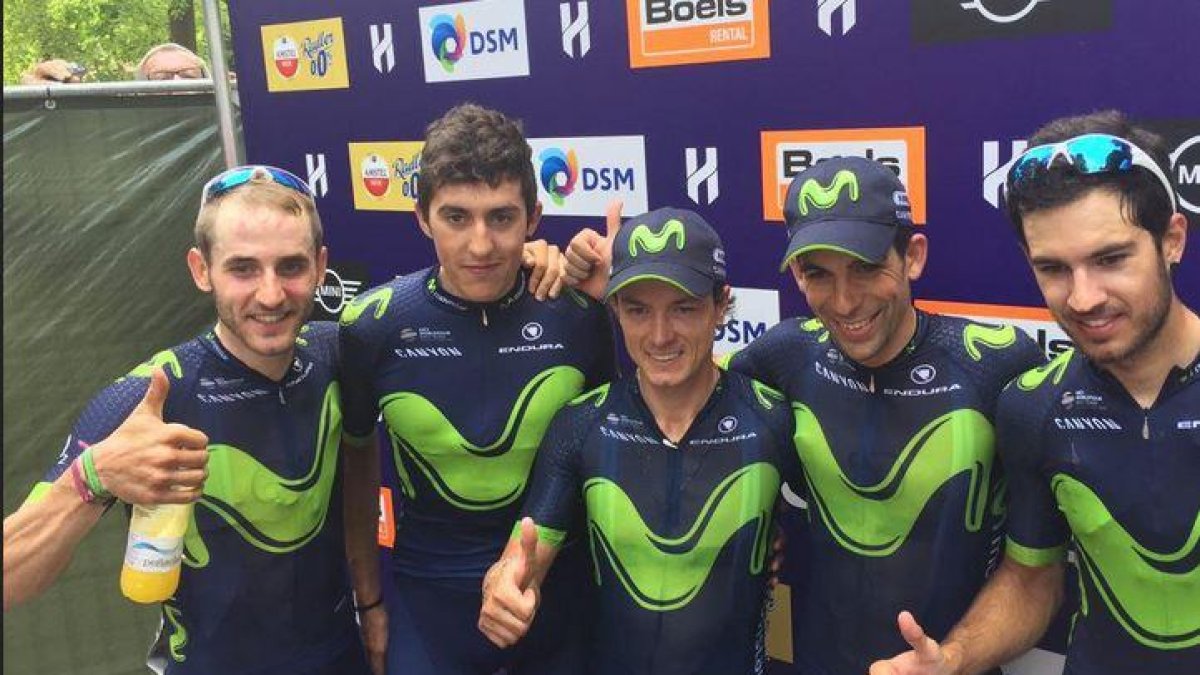 Carlos Barbero (izquierda) junto a sus compañeros de Movistar.-@Movistar_Team