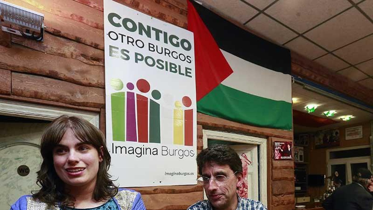 Eugenia Sáez y Fernando Saiz, anoche en la sede de IU.-RAÚL G. OCHOA