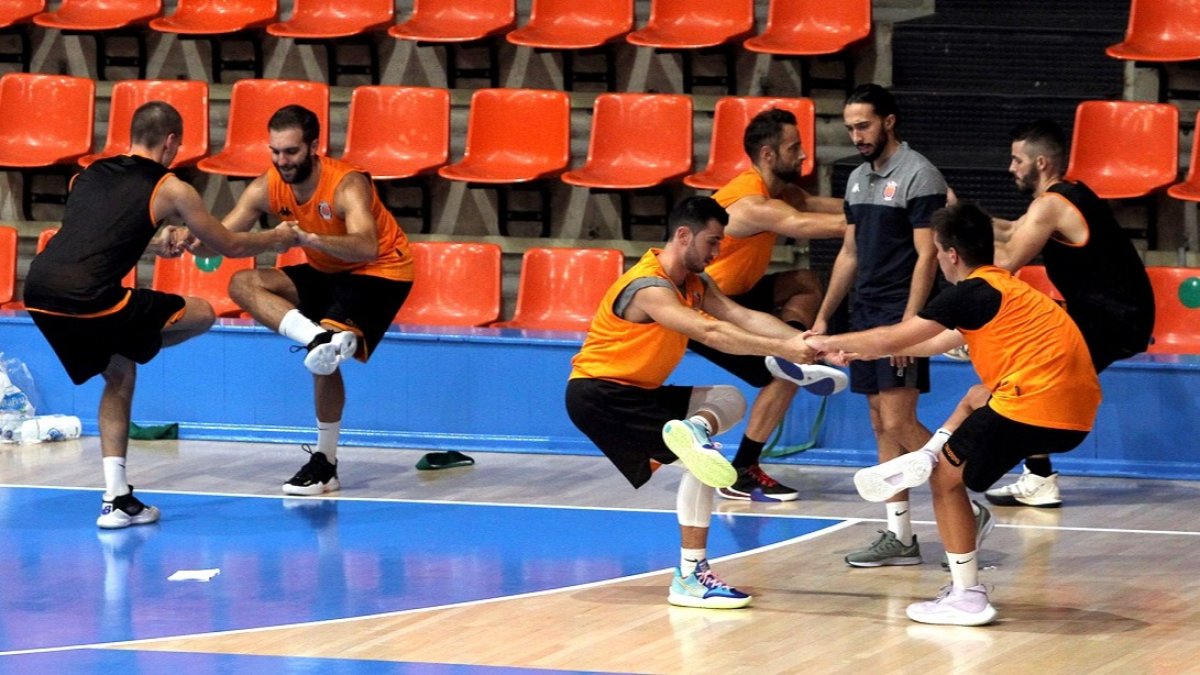 Los jugadores delTizona Universidad de Burgos completan un ejercicio durante un entrenamiento. CB TIZONA