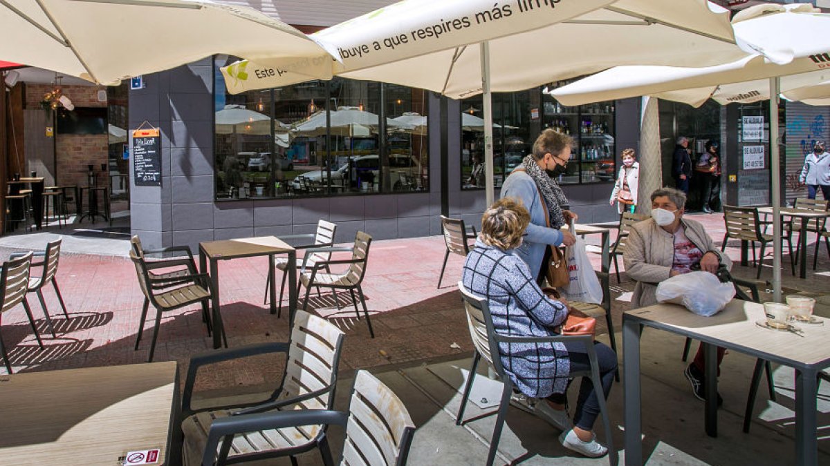 Varias mujeres en la terraza de un bar en Gamonal. TOMÁS ALONSO