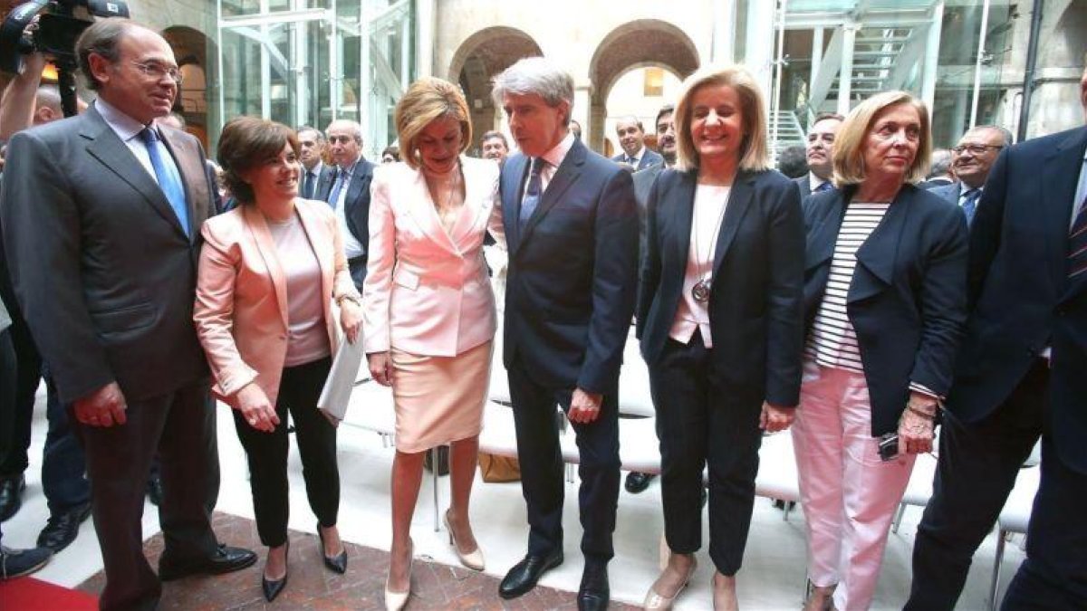 Soraya Sáenz de Santamaría, María Dolores de Cospedal y el nuevo presidente de la Comunidad de Madrid, Ángel Garrido, en la toma de posesión, en la Real Casa de Correos.-DAVID CASTRO