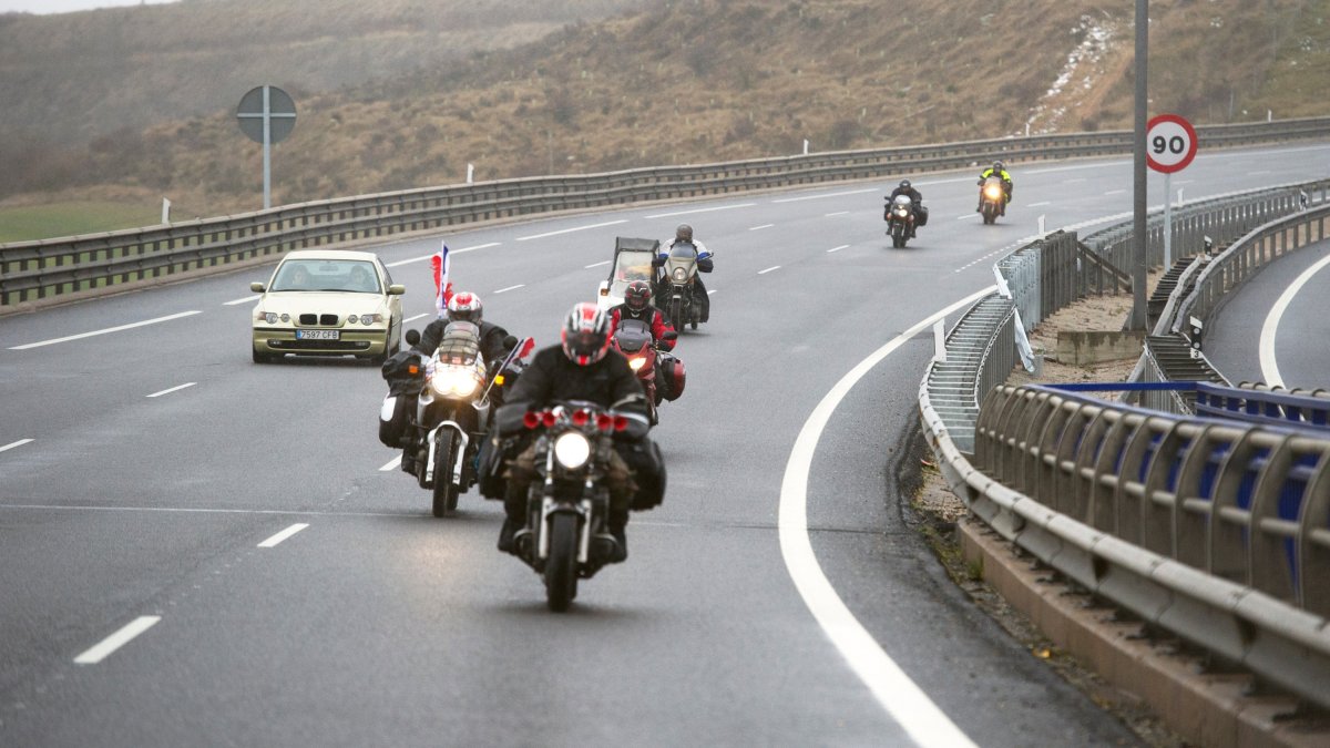 Tráfico refuerza la vigilancia ante el aumento del parque de motos. ECB