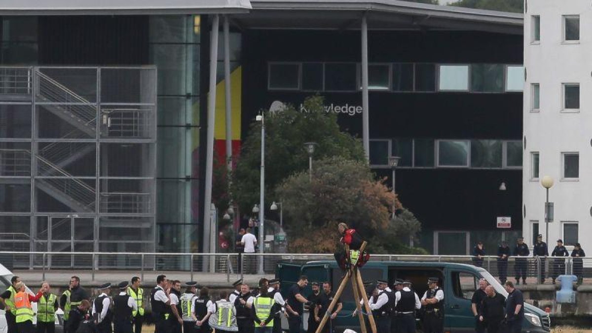 Protesta en la pista del aeropuerto de la City de Londres.-DANIEL LEAL-OLIVAS / AFP