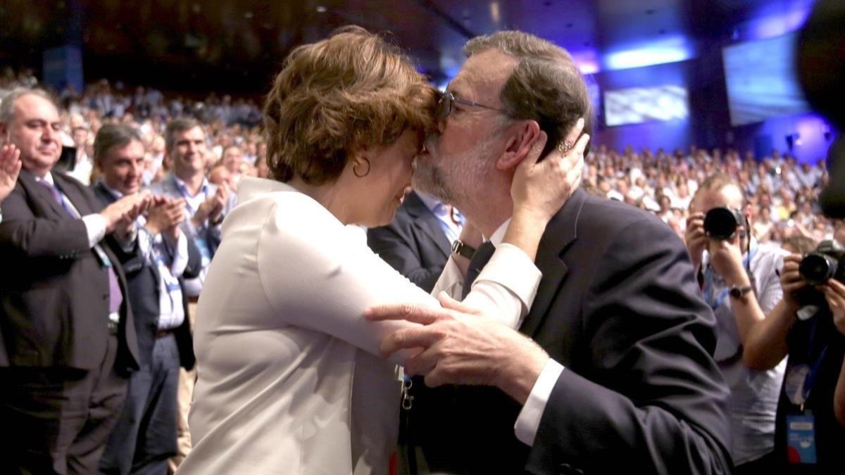 Rajoy se despide de Santamaría tras haber pronunciado su último discurso como presidente del PP, el viernes en el congreso del PP.-DAVID CASTRO
