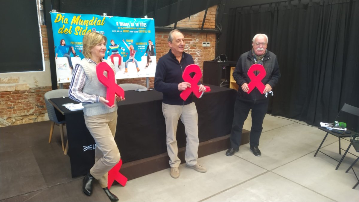 La concejal de Servicios Sociales, Sonia Rodríguez, el presidente del Comité Ciudadano Antisida, José Antonio Noguero, y el doctor Juan Francisco Lorenzo, durante la presentación de los actos de conmemoración del Día Internacional contra el Sida. ECB