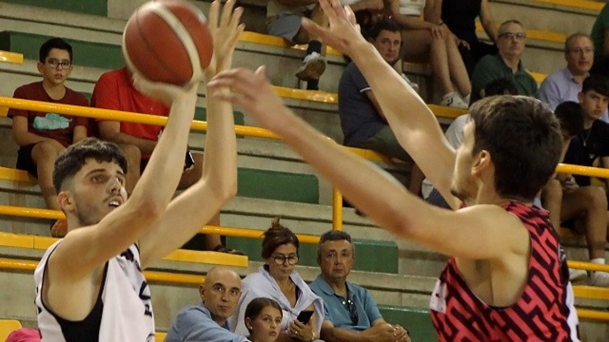 Seoane lanza a canasta. JAIRO MANZANO / CB TIZONA