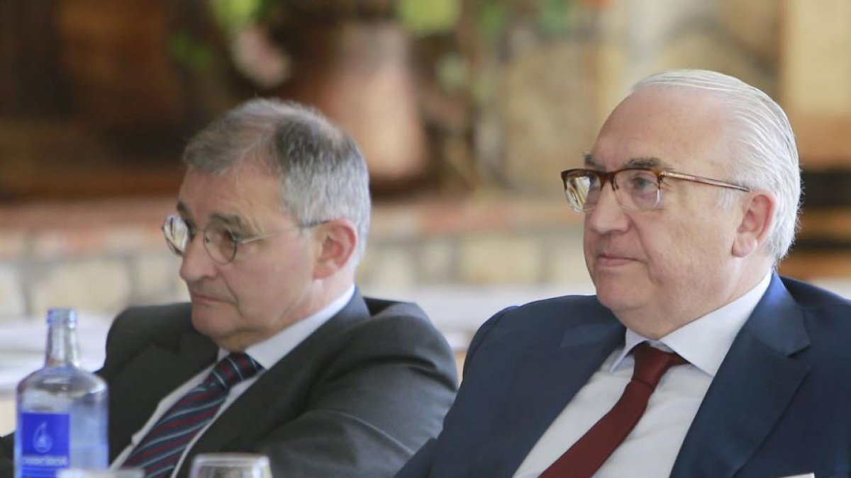 Gonzalo Antón (derecha) y Miguel Ángel Pascual durante un acto de la Fundación Burgos CF.-RAÚL G. OCHOA