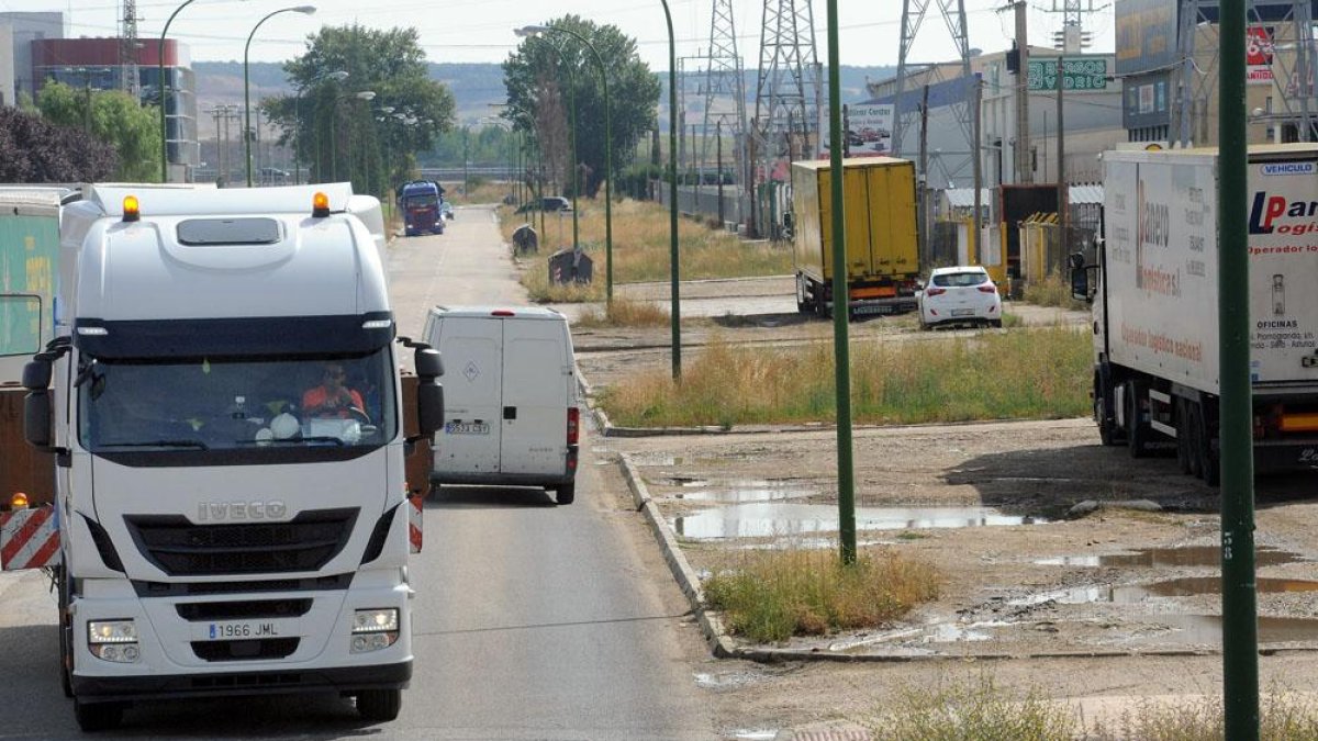 La urbanización presenta deficiencias por la falta de mantenimiento. En la imagen la calle La Bureba.-ISRAEL L. MURILLO