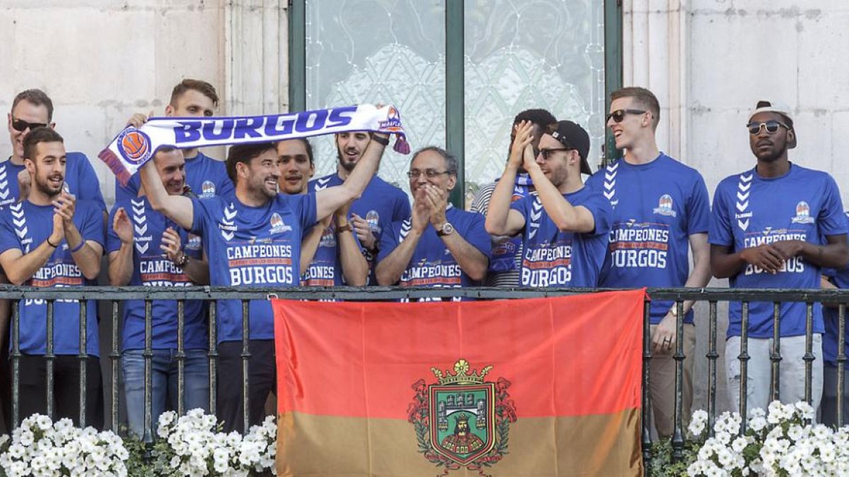 Jesús Martínez, presidente del CB Miraflores, celebra con los jugadores el ascenso a ACB, el pasado sábado.-SANTI OTERO