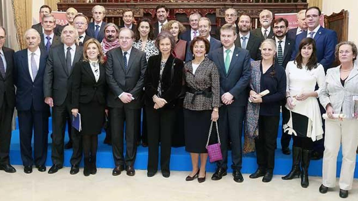 Foto de familia de los premiados junto a  doña Sofía, Juan Vicente Herrera, María José Salgueiro, Araceli Pereda y Javier Lacalle.-RAÚL G. OCHOA