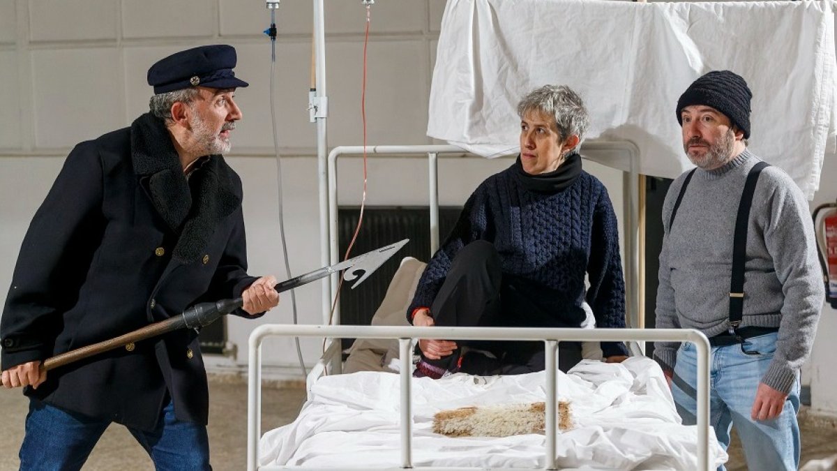 La Buhardilla Teatro durante uno de los últimos de ‘Su Ballena Blanca’ en La Parrala. SANTI OTERO