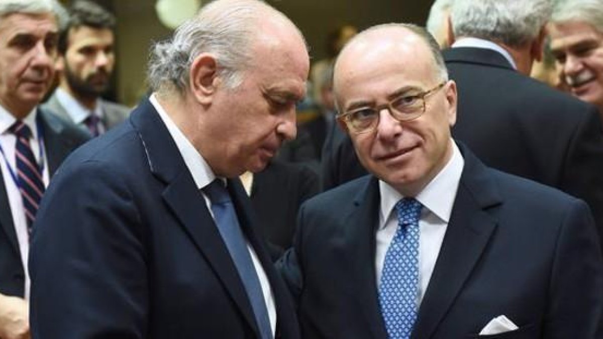 Fernández Díaz (izquierda) conversa con su homólogo francés, Bernard Cazeneuve, este viernes en Bruselas.-AFP / EMMANUEL DUNAND