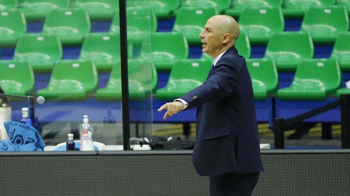 Peñarroya dirigiendo al equipo el jueves ante Igokea. SANTI OTERO