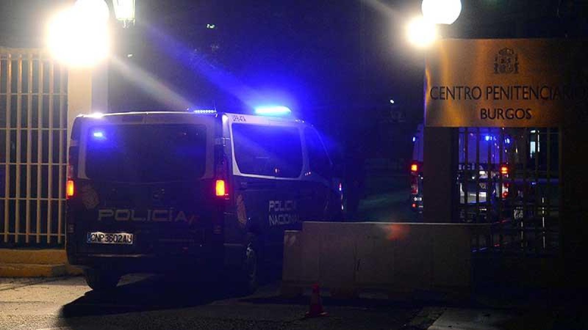 Un furgón de la Policía Nacional traslada a los tres exfutbolistas de la Arandina a la cárcel de Burgos.-ICAL