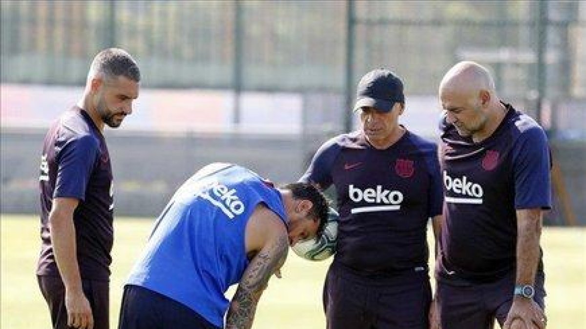 Messi se toca la pierna, en el entrenamiento de este lunes.-FC BARCELONA