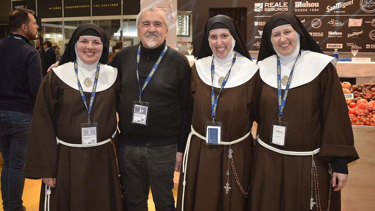 Las hermanas clarisas del Obrador del Convento de Belorado, jurado en el premio Pastelero Revelación junto al chef Paco Torreblanca.-BURGOS ALIMENTA