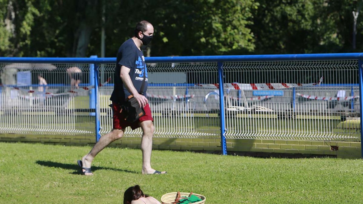 Las piscinas de verano, con el cierre a medio día, han reducido los ingresos de los establecimientos interiores.. RAÚL G. OCHOA