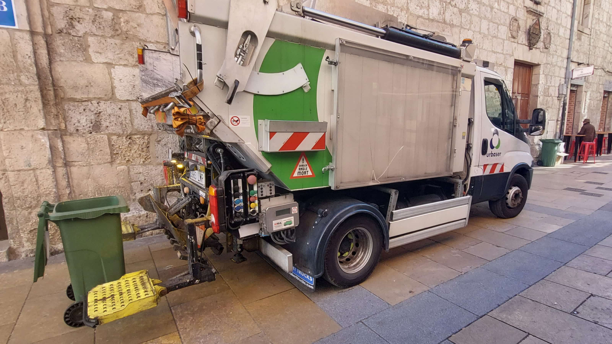Los trabajadores de Urbaser anuncian huelga en la recogida de basuras para el 3 de abril. L. G. L.