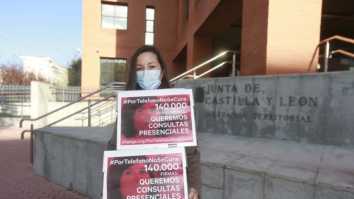 Lydia Sainz-Maza ha recogido más de 140.000 firmas para pedir la recuperación de la atención presencial. RAÚL G. OCHOA