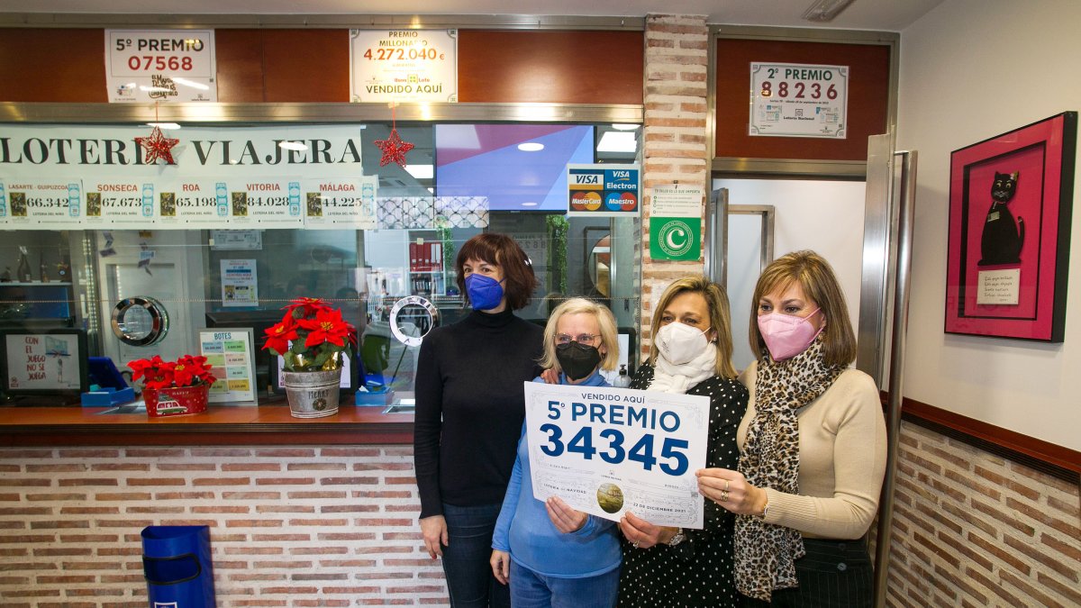 El Gato Negro repartió una serie del penúltimo quinto. TOMÁS ALONSO