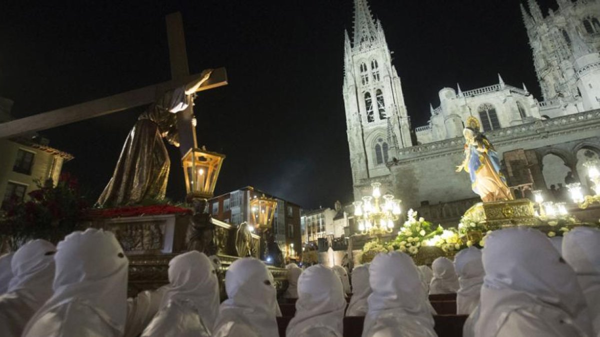 La belleza gótica de la Catedral enmarcó el encuentro entre madre e hijo en la plaza del Rey San Fernando.-Raúl Ochoa