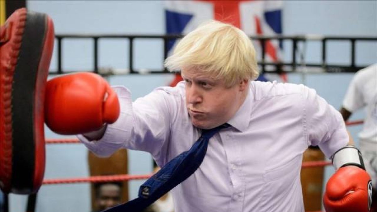 El alcalde de Londres, Boris Johnson durante su visita a Lucha por la Paz en North Woolwich, Londres. Lucha por la Paz ayuda a jóvenes en situación de riesgo.-Foto: AFP / LEON NEAL