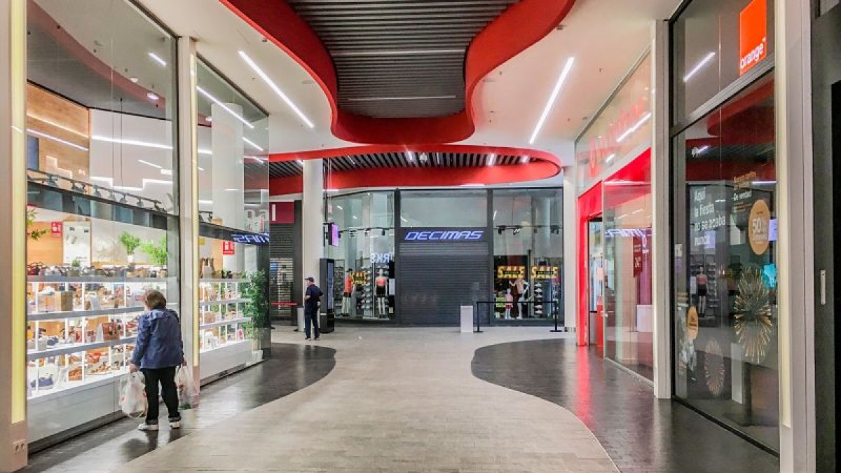 Tiendas cerradas por las restricciones de la Junta en uno de los centros comerciales de Burgos capital. R. OCHOA