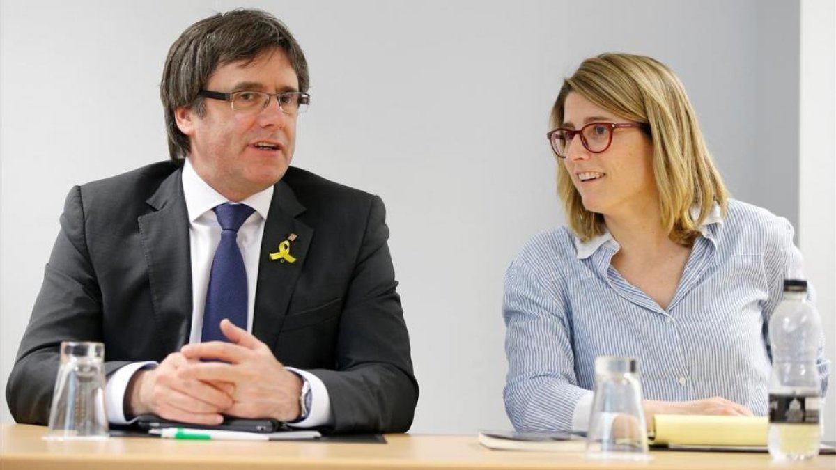 Carles Puigdemont y Elsa Artadi, en una reunión de JxCat en Berlín-AXEL SCHMIDT