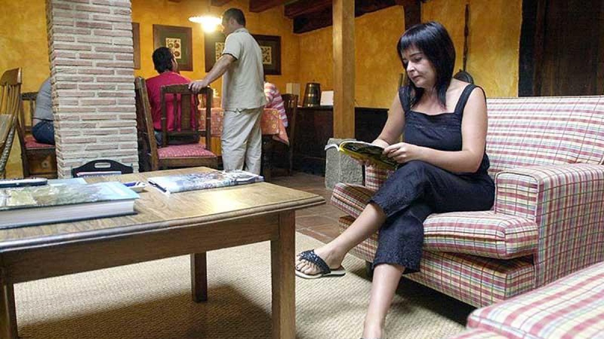 Varias personas disfrutan de las comodidades de un establecimiento de turismo rural.-EL MUNDO