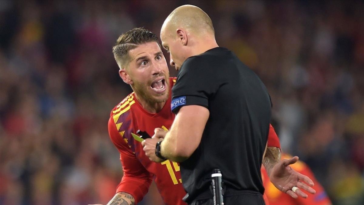 Ramos protesta en el España-Inglaterra-