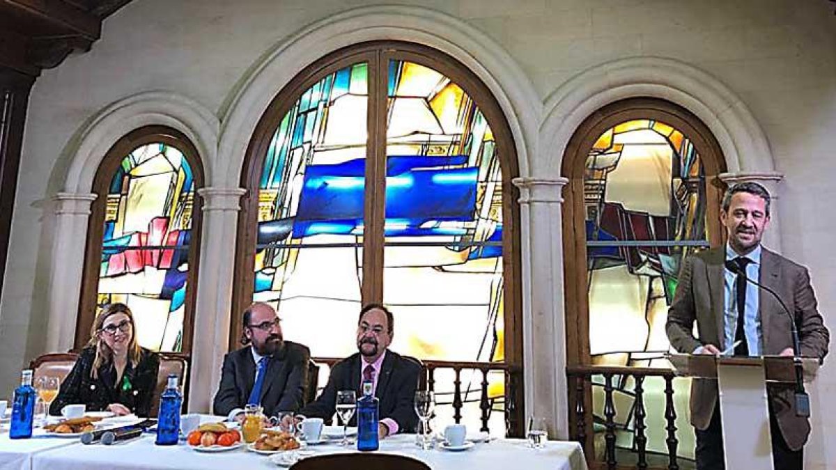 El diputado popular y portavoz adjunto en el Congreso participó ayer en un desayuno en Aranda.-L.V.
