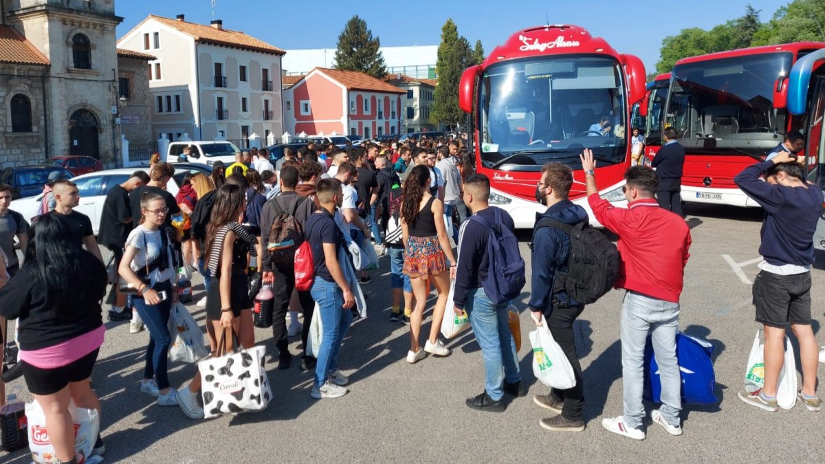 Una docena de autobuses salió a primera hora de hoy de la plaza de Santa Teresa cargados de jóvenes con destino al ITA Palencia 2022. ECB