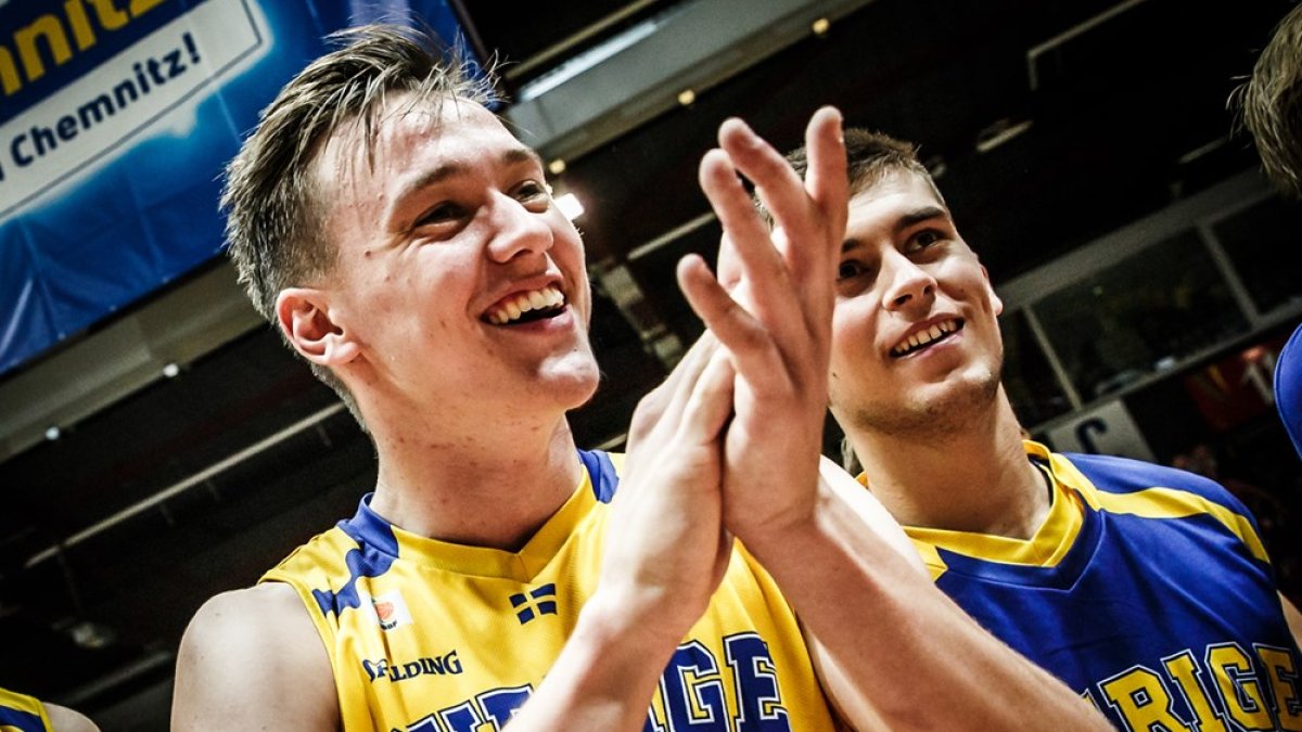 Strümer celebra una victoria de Suecia en el Europeo sub20. FIBA