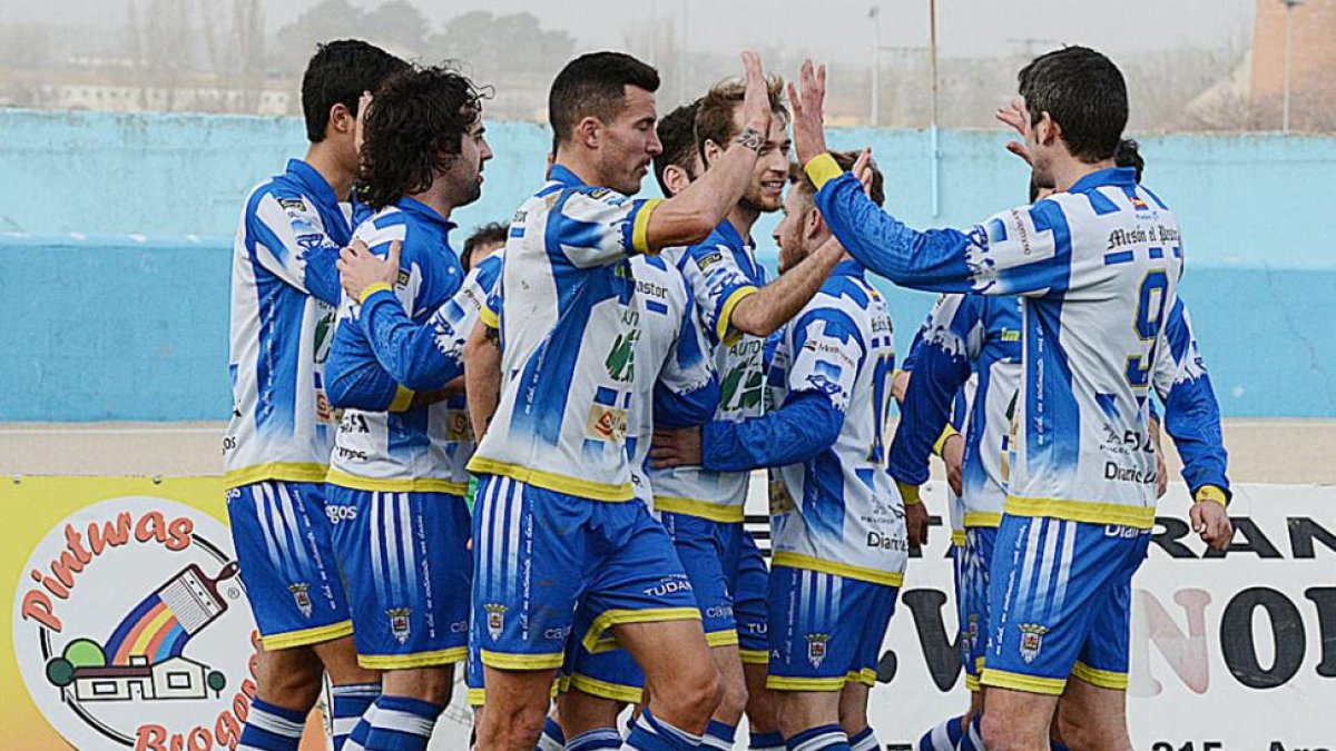Los jugadores de la Arandina festejan la consecución del primer tanto frente a la Peña Sport-Alberto Calvo
